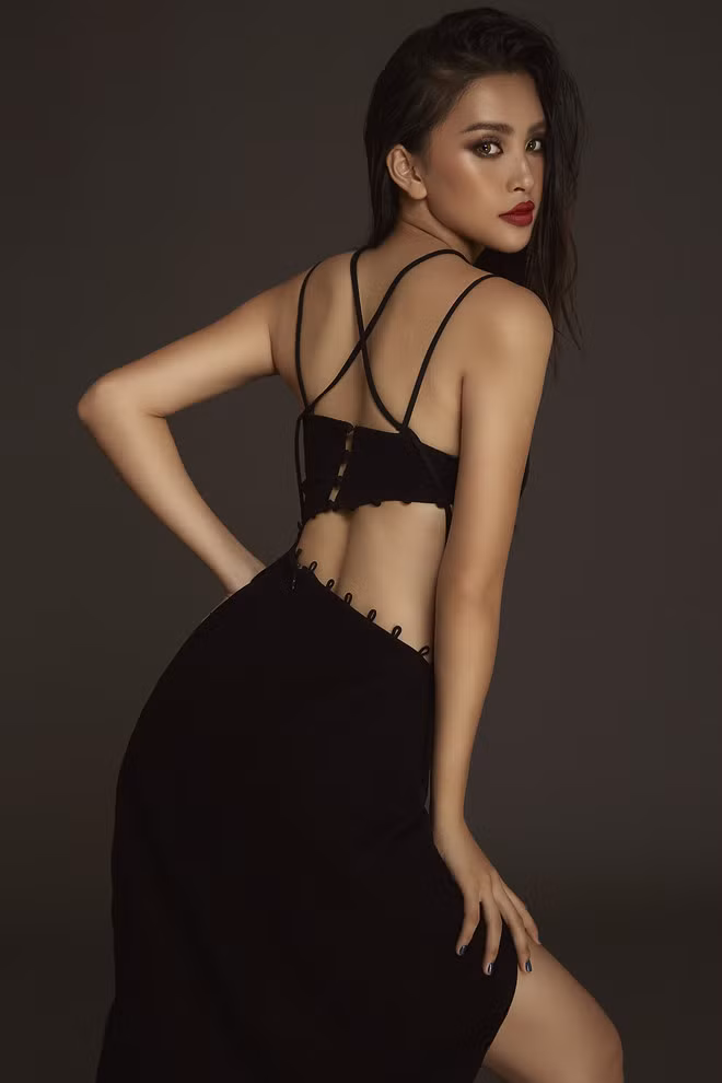 Cô chia sẻ: "Vy đã nhớ lại chi tiết từng phần thi của đêm chung kết một năm trước, cảm giác vẫn bồi hồi khó tả. Vy thật sự cảm ơn tất cả anh chị, người thân, bạn bè đã đồng hành cùng Vy".