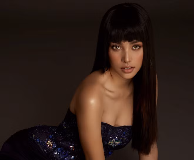 Đây là một trong số ít lần Tiểu Vy thử nghiệm với xu hướng tóc mái ngang. Trên trang cá nhân, khi đăng tải những bức ảnh này, cô được Hoa hậu Đỗ Mỹ Linh, Hoa hậu Mai Phương Thúy và Á hậu Diễm Trang khen ngợi.