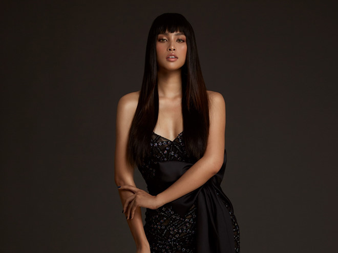 Những tạo dáng của Tiểu Vy cũng được nhận xét chuyên nghiệp hơn lúc mới đăng quang hoa hậu.