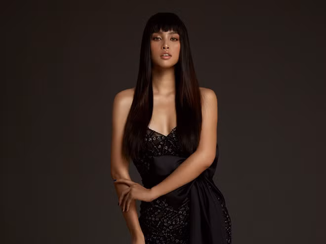 Những tạo dáng của Tiểu Vy cũng được nhận xét chuyên nghiệp hơn lúc mới đăng quang hoa hậu.