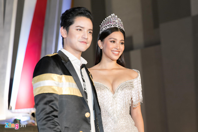 Trước đó, trong đêm chung kết Miss World Vietnam, Tiểu Vy khiến người đối diện không thể rời mắt khi diện bộ váy trễ nãi vòng một. Ở góc chụp chính diện, khuôn ngực đầy đặn của hoa hậu sinh năm 2000 trở thành tâm điểm của sự chú ý. Nhiều nhận xét cho rằng cô xuất hiện khá táo bạo trong sự kiện này.