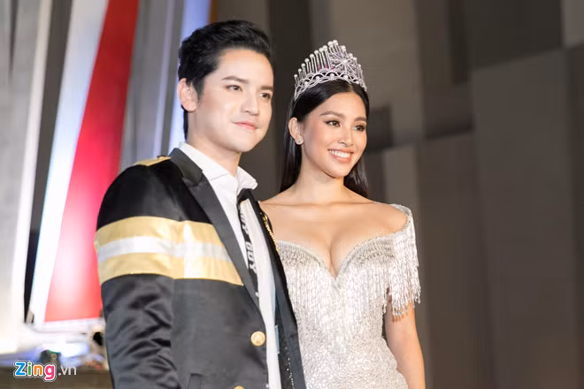 Trước đó, trong đêm chung kết Miss World Vietnam, Tiểu Vy khiến người đối diện không thể rời mắt khi diện bộ váy trễ nãi vòng một. Ở góc chụp chính diện, khuôn ngực đầy đặn của hoa hậu sinh năm 2000 trở thành tâm điểm của sự chú ý. Nhiều nhận xét cho rằng cô xuất hiện khá táo bạo trong sự kiện này.