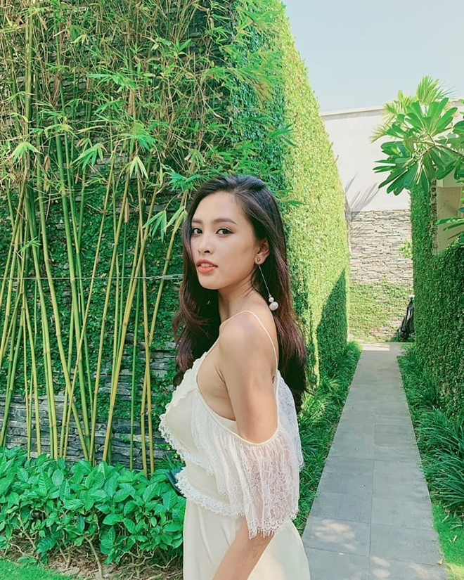 Rũ bỏ lớp son phấn dày cộm, Tiểu Vy của đời thường vẫn quyến rũ theo cách riêng nhưng cũng không kém phần tự nhiên, trong trẻo.