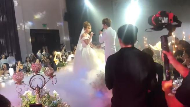 Chong tre kem 10 tuoi noi gi khien Thu Thuy bat khoc trong le cuoi-Hinh-2