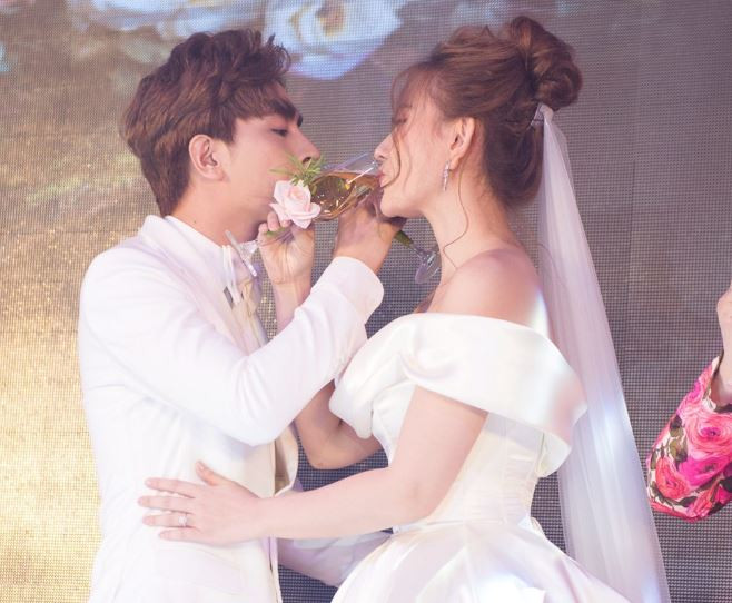 Chong tre kem 10 tuoi noi gi khien Thu Thuy bat khoc trong le cuoi-Hinh-3