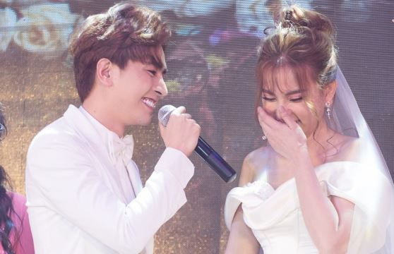 Chong tre kem 10 tuoi noi gi khien Thu Thuy bat khoc trong le cuoi