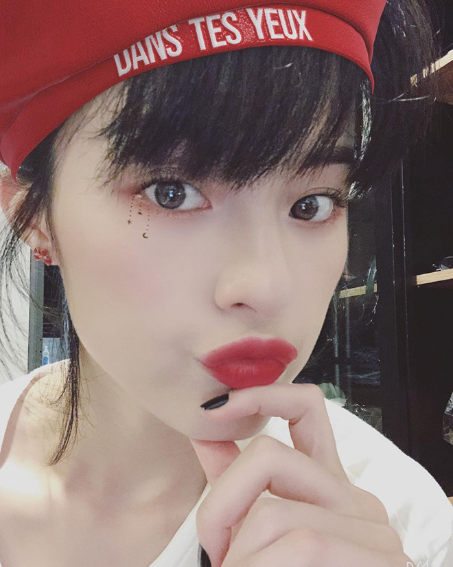 Người đẹp được gọi là bản sao Phạm Băng Băng từng đoạt giải cao trong một cuộc thi dành cho tuổi teen, lọt top 10 cuộc thi Hoa hậu Phụ nữ Việt Nam qua ảnh năm 2012.