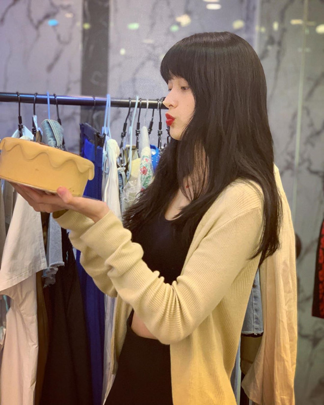 Mới đây, trên Instagram, Hạ Vi đăng ảnh với bánh kem để chúc mừng ngày sinh nhật của mình, 27/9. Ở phần bình luận, người hâm mộ chúc hot girl Hải Phòng tuổi mới nhiều may mắn, thành công trong cuộc sống. Bên cạnh đó, mái tóc mới của Hạ Vi cũng được khen trẻ trung và xinh đẹp.