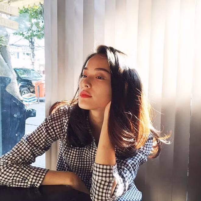 Thông qua tài khoản mạng xã hội, Hạ Vi viết: "Tôi cần trưởng thành, nếu bạn yêu quý tôi hãy chờ đợi ngày đó cùng tôi. Đừng khiến tôi thấy lo lắng. Thời gian qua, tôi đã có nhiều sự lo lắng rồi. Những gì tôi cần lúc này là sự bình yên và yêu quý bản thân".