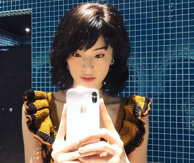 Hồi tháng 7, sau khi bị chê xuống sắc vì giảm cân, nữ diễn viên đã chia sẻ loạt hình mới để tóc ngang vai, mặc váy dáng dài và trang điểm nhẹ nhàng.