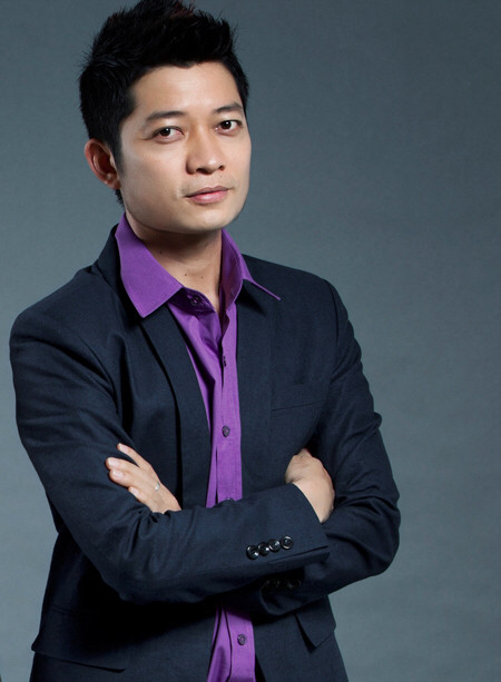 Có kinh nghiệm 3 năm đồng hành cùng cuộc thi,nhà thiết kếThuận Việt là người hiểu rõ tiêu chí và định hướng của tổ chức Miss Universe đối với phần thi Trang phục dân tộc. Anh cũng là tác giả của trang phục dân tộc cho Phạm Hương (Miss Universe 2015), Trương Thị May (Miss Universe 2013), Diễm Hương (Miss Universe 2012), Hoàng My (Miss Universe 2011), Thùy Lâm (Miss Universe 2008).