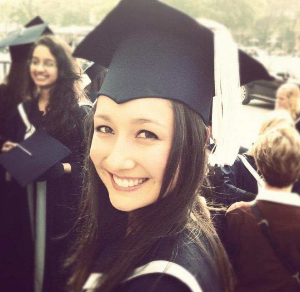 Anna Trương rạng rõ trong ngày tốt nghiệp trung học ở Việt Nam.