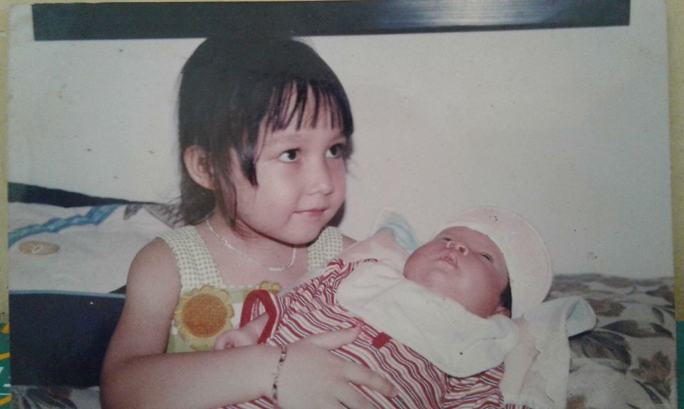 Anna Trương khi còn nhỏ. Lúc này, cô bé đang bế em trai - Anh Duy.