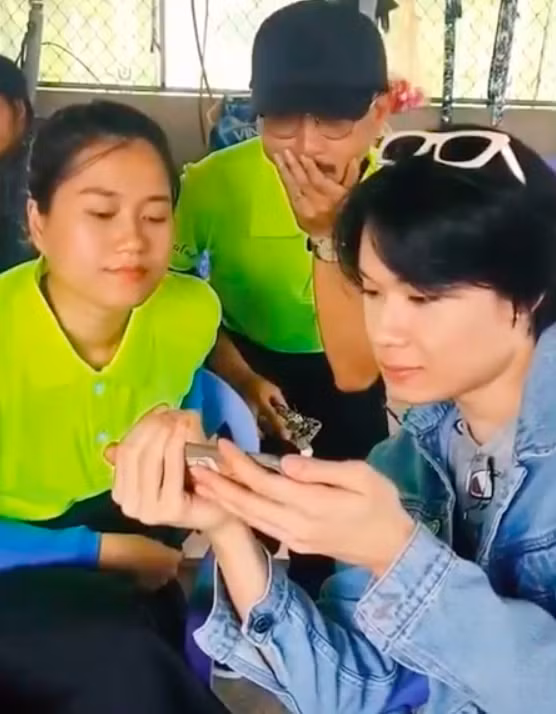 Lam Vy Da tat Hua Minh Dat khi xem chong dong canh 