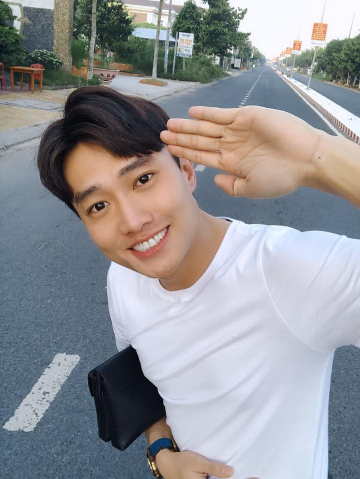 Phía diễn viên Quốc Trường, anh đang là một trong những gương mặt gây chú ý mạnh mẽ trên sóng giờ vàng VTV3 thời gian qua nhờ bộ phim “Về nhà đi con”.