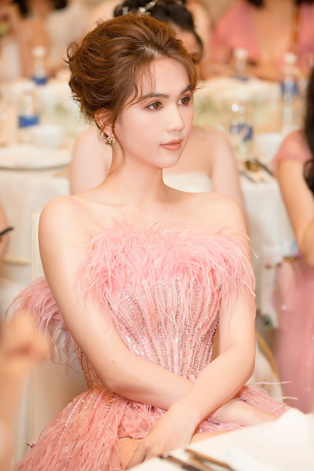 Trước đó, Ngọc Trinh lựa chọn chiếc váy dịu dàng với tông màu hồng ngọt ngào của NTK Lê Thanh Hoà tham gia sự kiện có sự góp mặt của diễn viên Quốc Trường.