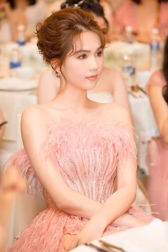 Trước đó, Ngọc Trinh lựa chọn chiếc váy dịu dàng với tông màu hồng ngọt ngào của NTK Lê Thanh Hoà tham gia sự kiện có sự góp mặt của diễn viên Quốc Trường.