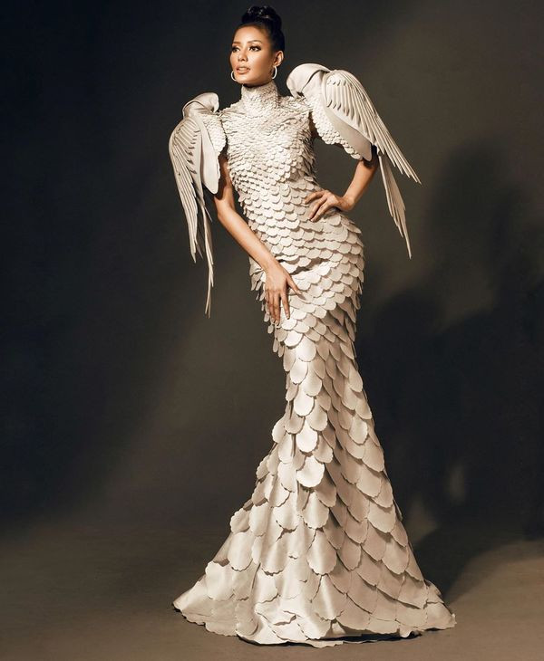 Được biết thiết kế này được Jehza Huelar (bạn thân Minh Tú) mặc trong sự kiện chung kết Hoa hậu Philippines 2019 hồi tháng trước.