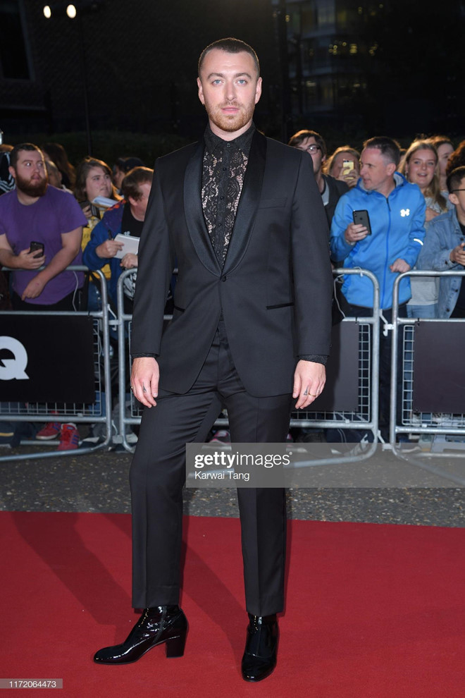 Ca sĩ Sam Smith gây chú ý khi mang giày có phần đế khá cao. Anh nổi tiếng thích ăn mặc nữ tính, tạo dáng khiêu gợi trước đám đông.