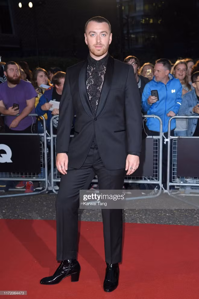 Ca sĩ Sam Smith gây chú ý khi mang giày có phần đế khá cao. Anh nổi tiếng thích ăn mặc nữ tính, tạo dáng khiêu gợi trước đám đông.