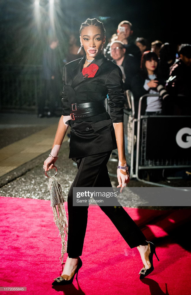 Người mẫu bạch biến Winnie Harlow chọn suit nhấn nhá họa tiết trái tim trên ngực áo, tết tóc cầu kỳ.