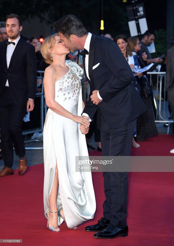 Nữ ca sĩ Kylie Minogue và Paul Solomons khóa môi nhau mặn nồng trên thảm đỏ.