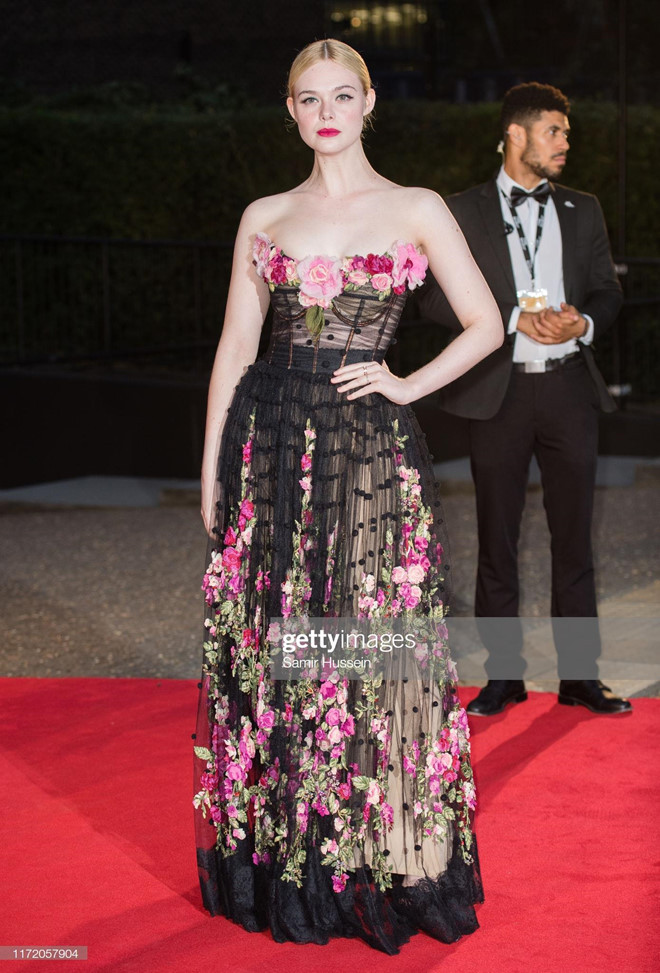 Elle Fanning diện đầm kết hoa lộng lẫy như công chúa. Thiết kế tôn làn da trắng và đôi môi đỏ quyến rũ của nữ diễn viên trẻ.