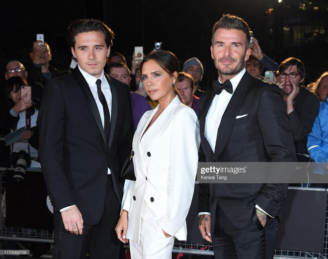 Gia dinh David Beckham - Victoria hut su chu y tren tham do