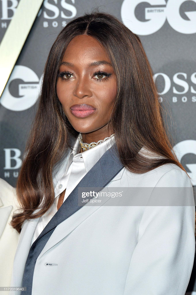 Siêu mẫu lăng xê phong cách trang điểm tông màu gợi cảm.