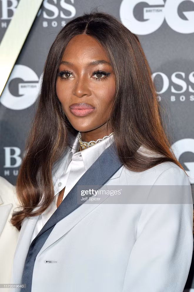 Siêu mẫu lăng xê phong cách trang điểm tông màu gợi cảm.