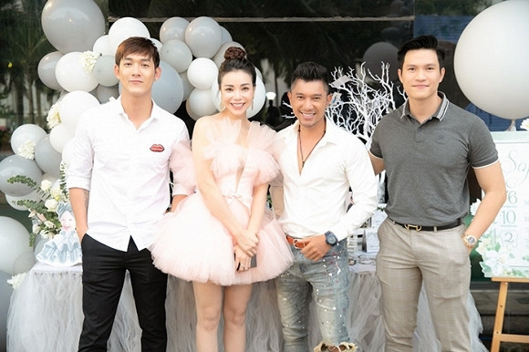 Buổi tiệc có sự tham gia của những người bạn của nữ ca sĩ trong nghề như Lương Bằng Quang, siêu mẫu Trần Trung, Minh Anh, diễn viên Song Luân, MC Anh Quân...