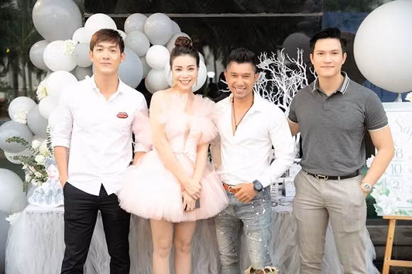 Buổi tiệc có sự tham gia của những người bạn của nữ ca sĩ trong nghề như Lương Bằng Quang, siêu mẫu Trần Trung, Minh Anh, diễn viên Song Luân, MC Anh Quân...