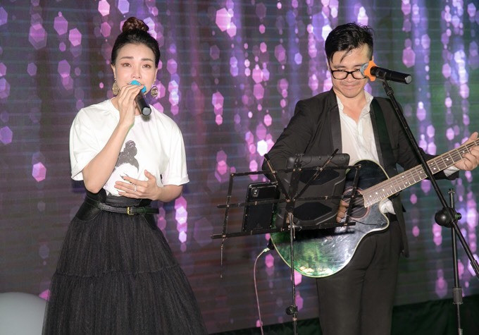 Ca sĩ Trà Ngọc Hằng thể hiện một ca khúc về tình mẫu tử dành tặng con gái và những người mẹ có mặt tại sự kiện. Hiện, người đẹp dần trở lại showbiz để kiếm tiền chăm lo cuộc sống của con và gia đình.