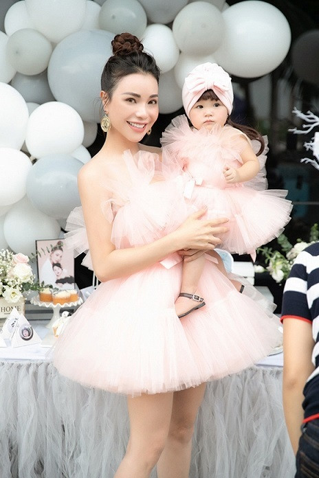 Tối 1/8, Trà Ngọc Hằng tổ chức buổi tiệc thôi nôi dành cho con gái và mời bạn bè, người thân đến tham dự. Đây cũng là lần đầu cô chính thức công khai hình ảnh của con sau khoảng thời gian dài giữ kín.