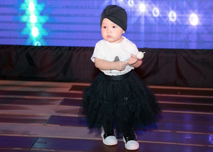 Con gái cô tên Sophia có ngoại hình mủm mỉm, đáng yêu. Khi được hỏi về danh tính cha bé, Trà Ngọc Hằng từ chối chia sẻ. Cô tự hào vì càng lớn bé càng giống mẹ từ ngoại hình đến tính cách.