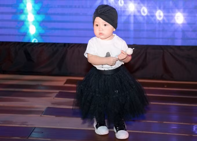 Con gái cô tên Sophia có ngoại hình mủm mỉm, đáng yêu. Khi được hỏi về danh tính cha bé, Trà Ngọc Hằng từ chối chia sẻ. Cô tự hào vì càng lớn bé càng giống mẹ từ ngoại hình đến tính cách.