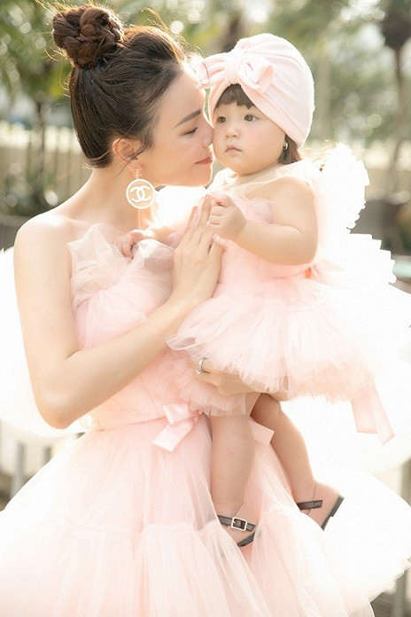 Chia sẻ về lý do giấu kín con suốt thời gian qua, Trà Ngọc Hằng cho biết cô không sợ điều tiếng mà đơn giản muốn cho con những gì bình yên nhất. “Hằng nợ con một lời xin lỗi khi phải lựa chọn làm vậy", cô nói.