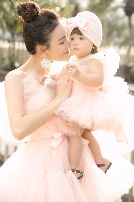 Chia sẻ về lý do giấu kín con suốt thời gian qua, Trà Ngọc Hằng cho biết cô không sợ điều tiếng mà đơn giản muốn cho con những gì bình yên nhất. “Hằng nợ con một lời xin lỗi khi phải lựa chọn làm vậy", cô nói.