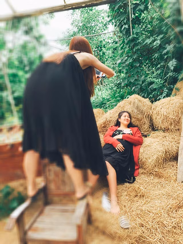 Hình ảnh bá đạo của Ngân Khánh khi chụp ảnh cho cô bạn thân Lê Phương. Bức ảnh khiến fan thích thú khi chia sẻ trên mạng.