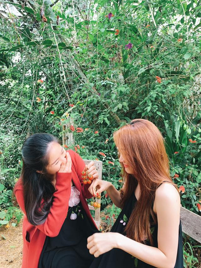 Đặc biệt, trong chuyến đi này Lê Phương có dịp hội ngộ cô bạn thân Ngân Khánh. Tình bạn hơn 10 năm của cả hai khiến khán giả ngưỡng mộ.