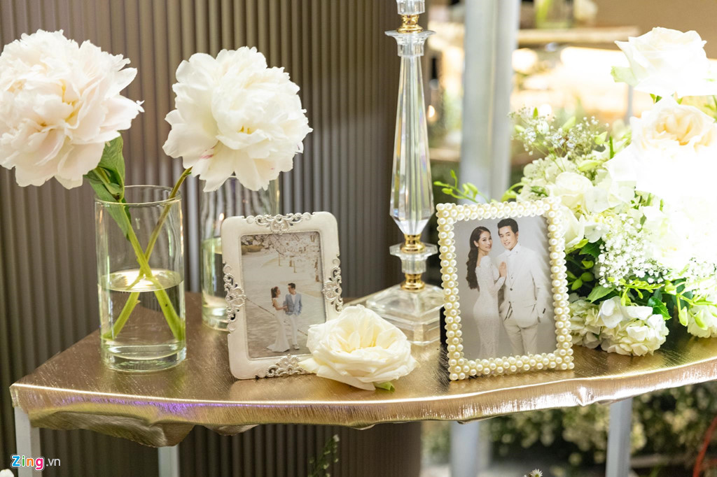 Trước đó, lễ thành hôn được tổ chức ấm cúng tại tư gia. Không gian tiệc cưới của Dương Khắc Linh và Sara Lưu tràn ngập hoa và nến. Ca sĩ 9X cầu kỳ chuẩn bị các khung ảnh với kích thước và hình dáng khác nhau, trưng bày dọc lối vào sảnh tiệc.