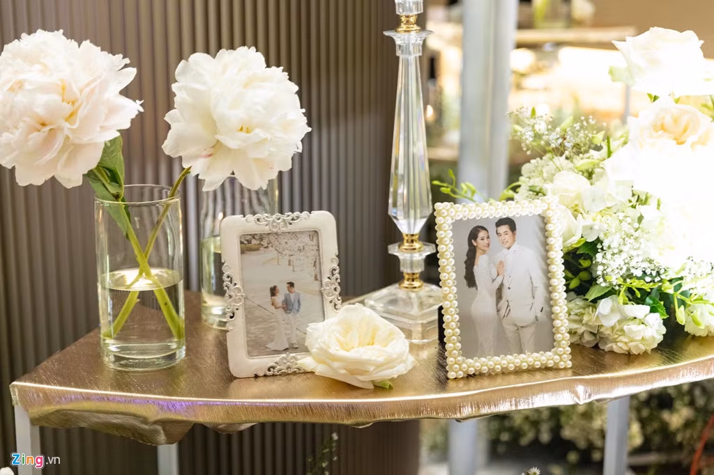 Trước đó, lễ thành hôn được tổ chức ấm cúng tại tư gia. Không gian tiệc cưới của Dương Khắc Linh và Sara Lưu tràn ngập hoa và nến. Ca sĩ 9X cầu kỳ chuẩn bị các khung ảnh với kích thước và hình dáng khác nhau, trưng bày dọc lối vào sảnh tiệc.