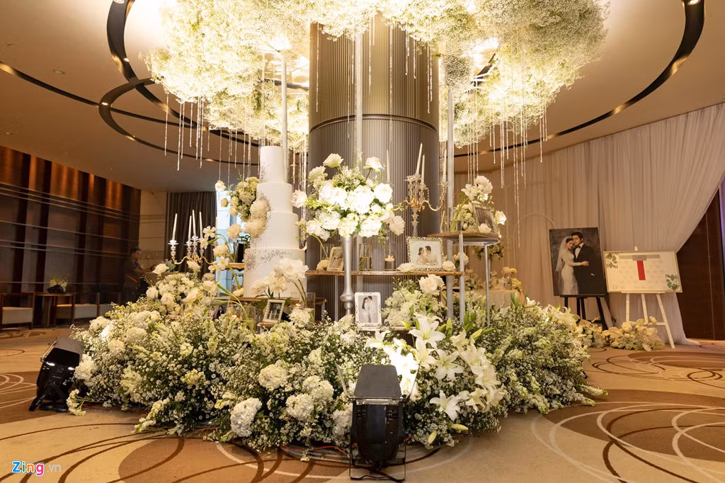 Dương Khắc Linh sinh năm 1980, là nhà sản xuất âm nhạc có tiếng, anh từng hợp tác với nhiều ca sĩ của Vpop, đồng thời xuất hiện với tư cách cố vấn chuyên môn trong nhiều chương trình âm nhạc. Sara Lưu kém bạn trai 13 tuổi, là em gái của trưởng nhóm S-Girls Lưu Hiền Trinh.