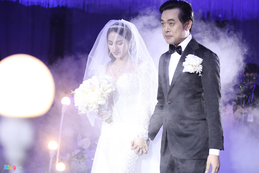 Cả hai trao nhẫn và thực hiện các nghi lễ truyền thống trong lễ cưới trước sự chứng kiến của gia đình và bạn bè.