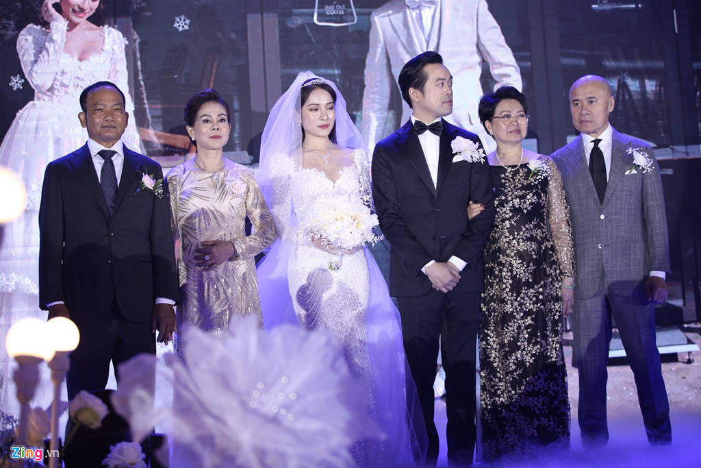 Cô dâu và chú rể hạnh phúc chụp ảnh kỷ niệm cùng ba mẹ hai bên. Tình yêu của Dương Khắc Linh, Sara Lưu nhận được sự ủng hộ, vun vén từ hai gia đình. Sau vài tháng hẹn hò, nam nhạc sĩ nhanh chóng cầu hôn bạn gái 9X.