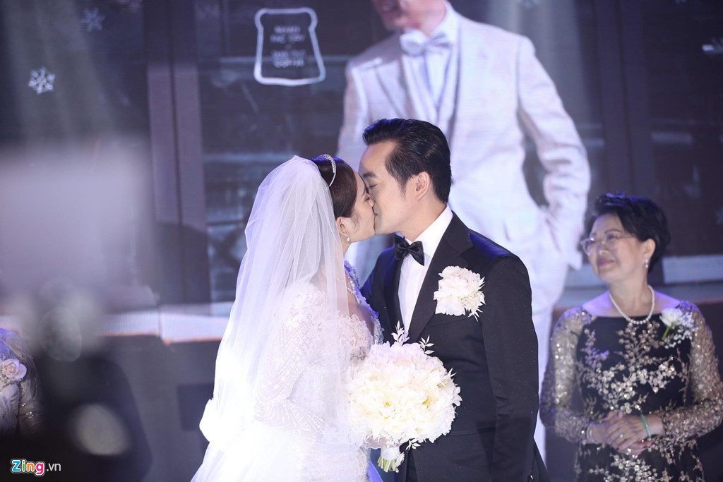 Nhạc sĩ kể lại lần đầu gặp Sara Lưu và ấn tượng ở cô là người ít nói. Khi càng ở bên nhau, hiểu nhau, anh càng thương vợ nhiều hơn.