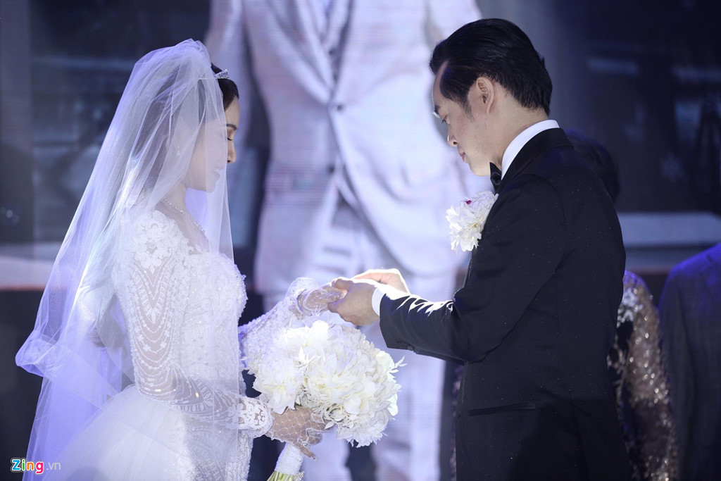 Cặp đôi trao nhau nụ hôn ngọt ngào trong tiếng vỗ tay nồng nhiệt của bạn bè, người thân. Trước đó, Dương Khắc Linh gửi lời cảm ơn ba mẹ hai gia đình đã ủng hộ tình cảm của mình. Riêng bà xã 9X, anh cảm ơn vì đã hi sinh sự nghiệp, sẵn sàng trở thành người phụ nữ của gia đình.