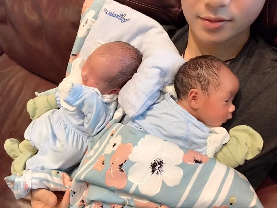 Truong Nam Thanh khoe anh hai con sinh doi trong tiec day thang