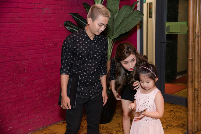 Hoai Lam va ban gai mac ao doi, chinh thuc tai xuat showbiz