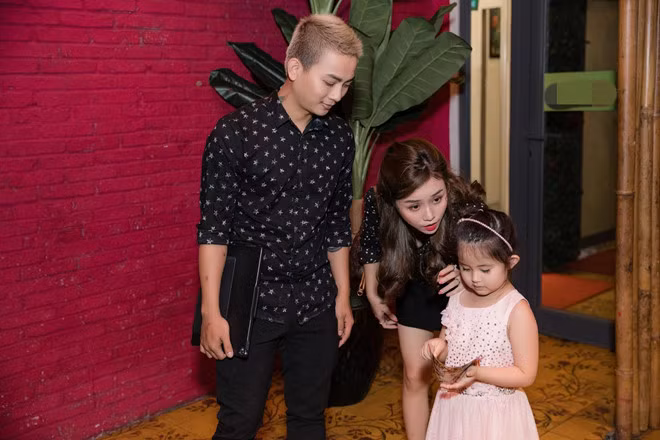 Hoai Lam va ban gai mac ao doi, chinh thuc tai xuat showbiz